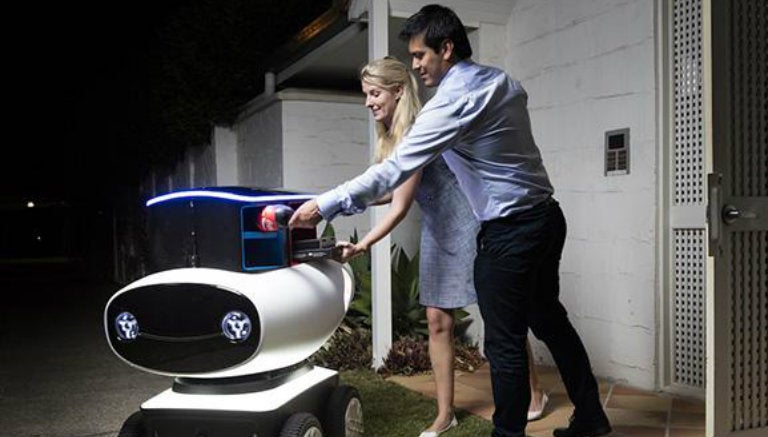 Robot entrega pizza a pareja