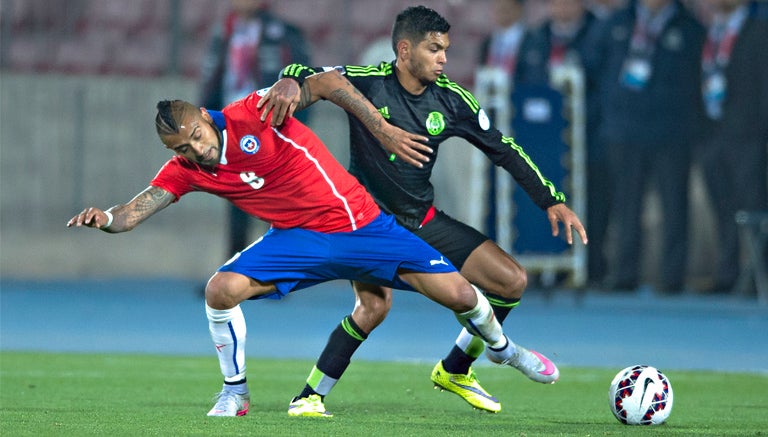 Vidal y Tecatito disputan el esférico en duelo de Copa América