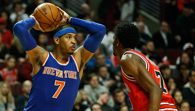 Carmelo Anthony, de los Knicks, busca mandar un pase contra los Bulls