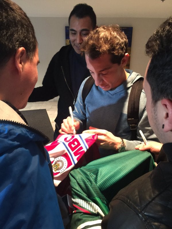 Guardado firma un jersey de Chivas