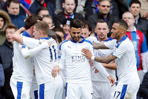 Jugadores del Leicester festejan una anotación