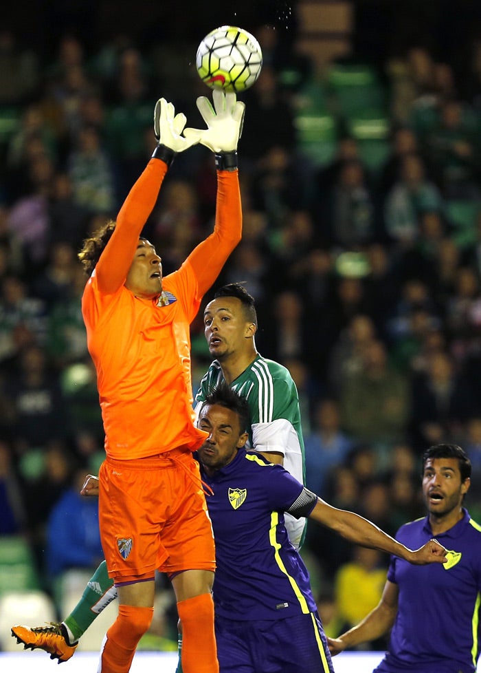 Ochoa disputa un balón en juego con el Málaga