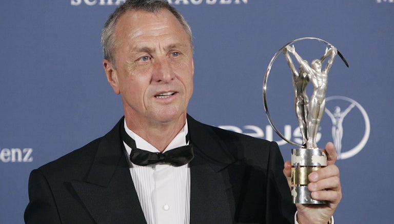 Johan Cruyff presume su premio Laureus