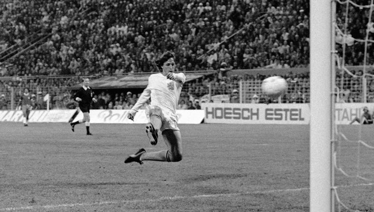 Johan Cruyff consigue un gol frente a Brasil