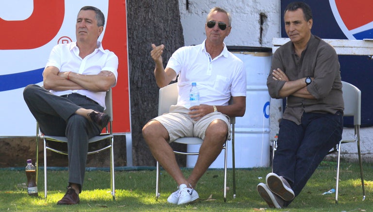 Cruyff observa un entrenamiento de Chivas