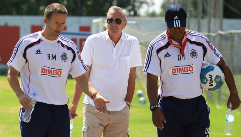 Cruyff durante un entrenamiento de las Chivas en las instalaciones de Verde Valle