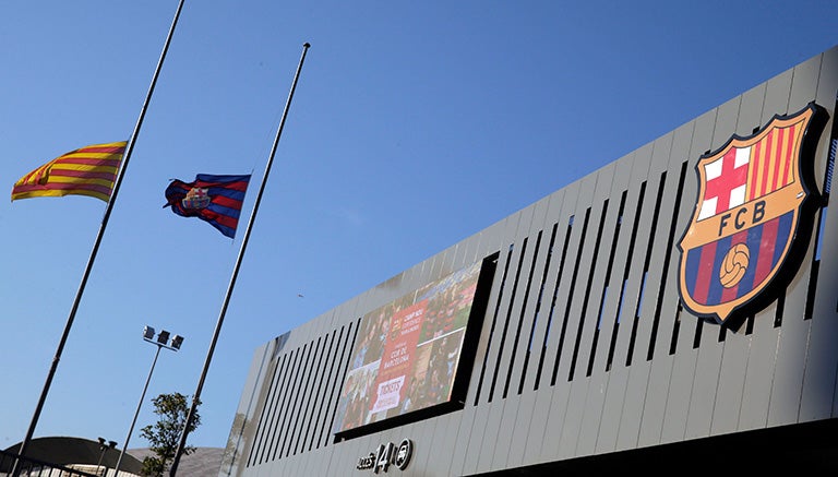 La bandera de Cataluña y la del Barça, a media asta en las instalaciones del club