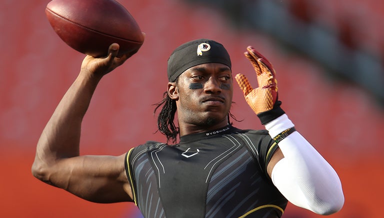 RGIII calienta el brazo previo a partido contra Browns