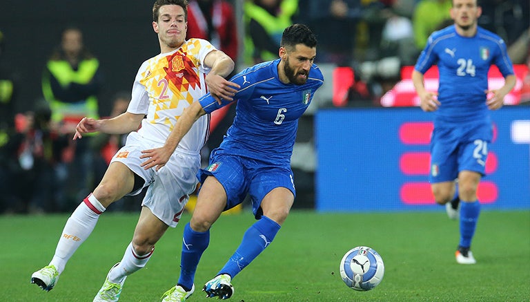 Azpilicueta y Candreva lucha por el control del esférico