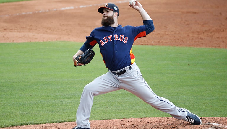 Dallas Keuchel de los Astros realiza un lanzamiento