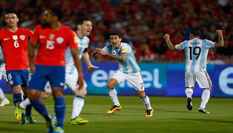 Ángel di María festeja el primer gol de Argentina contra Chile