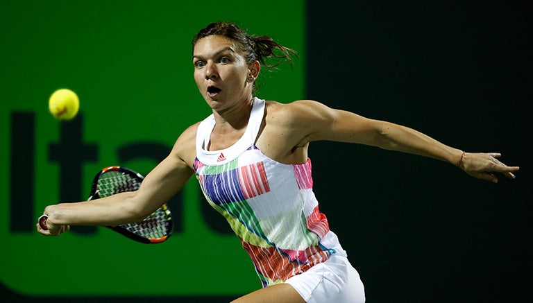 Simona Halep, a punto de impactar la pelota en el juego contra Kasatkina