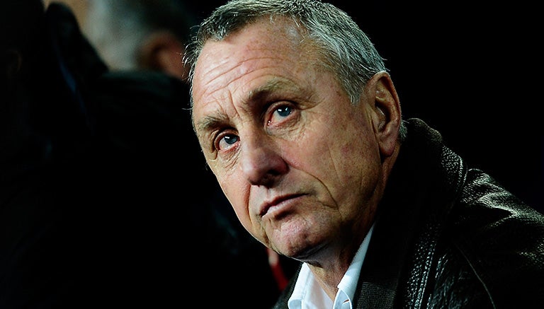 Johan Cruyff, observando un partido