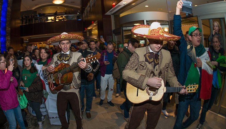 El mariachi y la afición fuera del hotel de concentración del Tri 