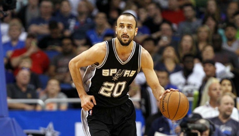 Manu Ginóbili en un partido de los Spurs