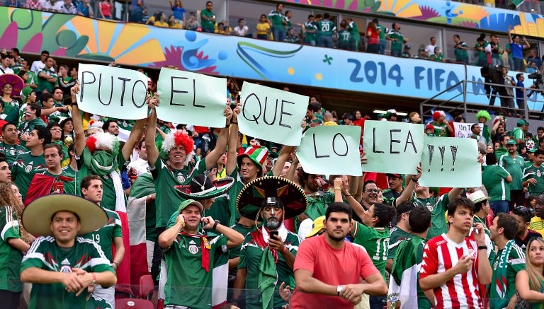 Afición de México mostrando un cartel en el Mundial de Brasil 2014