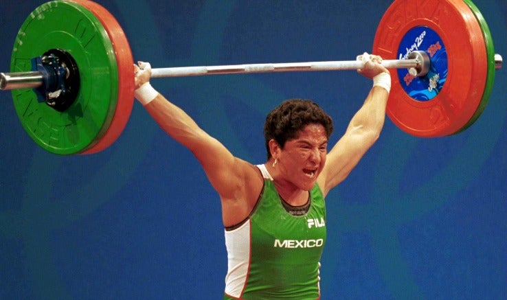 Soraya Jiménez levantando 222.5 kg durante los JO de Sydney 2000