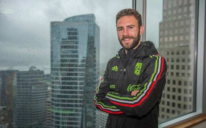 Miguel Layún, teniendo de fondo la ciudad de Vancouver