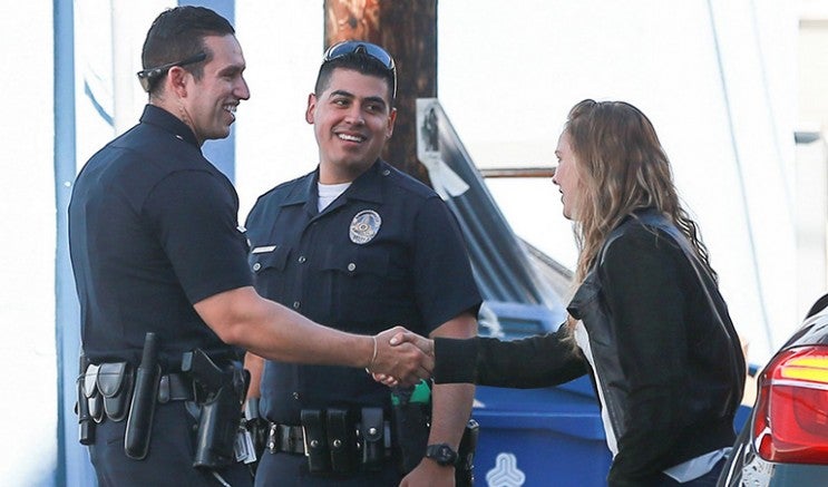 Ronda Rousey saludando a policías en Los Ángeles