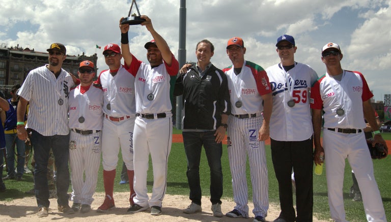 Loaiza, a la izquierda, durante el Home Run Derby capitalino