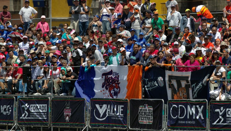 Aficionados en el Home Run Derby de la Ciudad de México