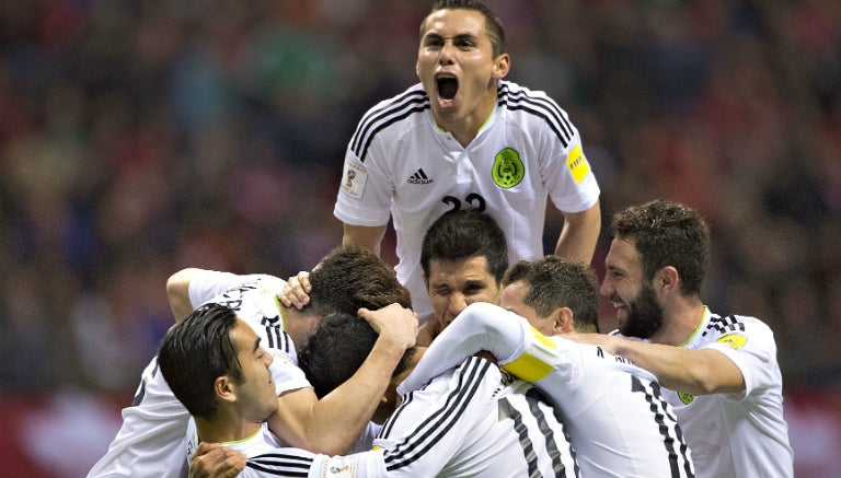 Paul Aguilar festeja junto al resto del equipo tras el triunfo contra Canadá