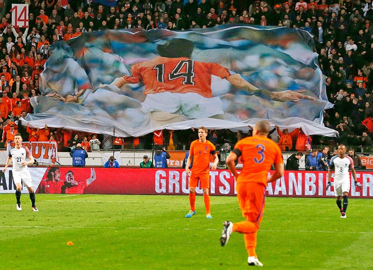 Manta en honor a Cruyff desplegada en el Amsterdam Arena