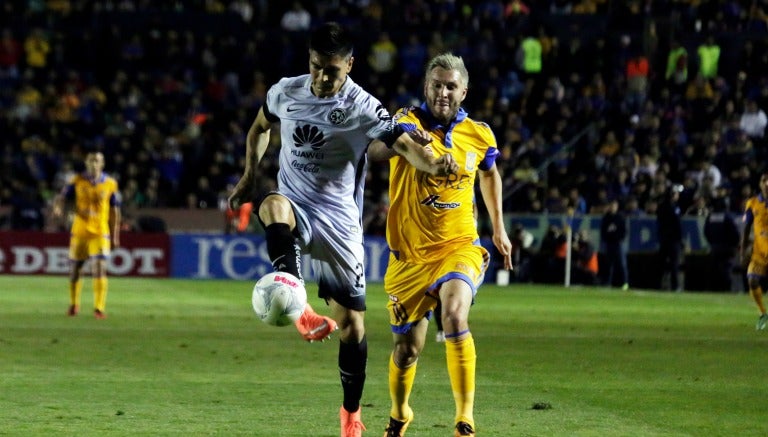 Gignac pelea el balón con Goltz