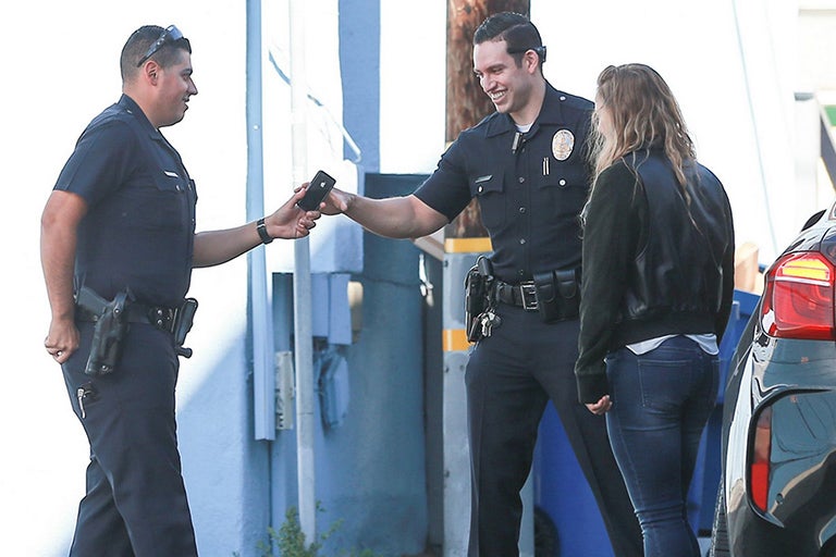 Ronda Rousey accediendo a tomarse fotografías 