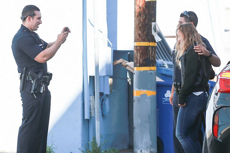 Ronda Rousey fotografiándose con los agentes de LA