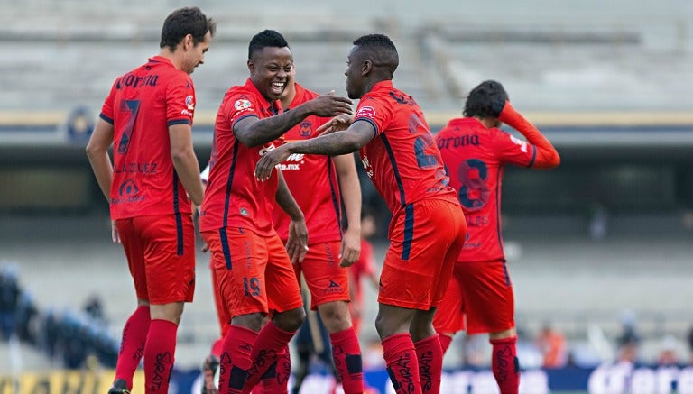 Cuero y Loboa festejan un gol contra Pumas