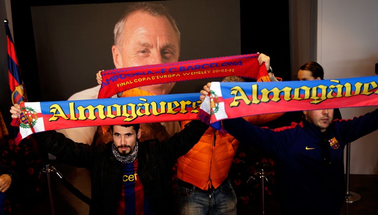 Aficionados muestran bufandas en el Memorial de Johan Cruyff