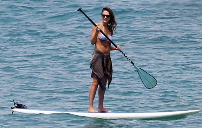 Jessica Alba practicando Paddle Surf en Hawaii