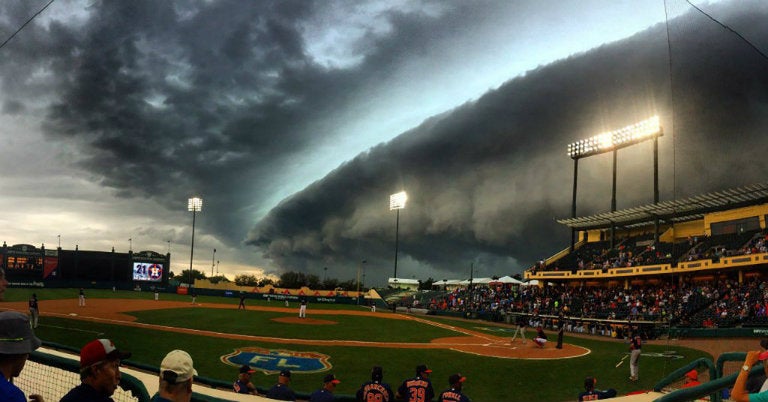 Momento del paso de la nube por el estadio 