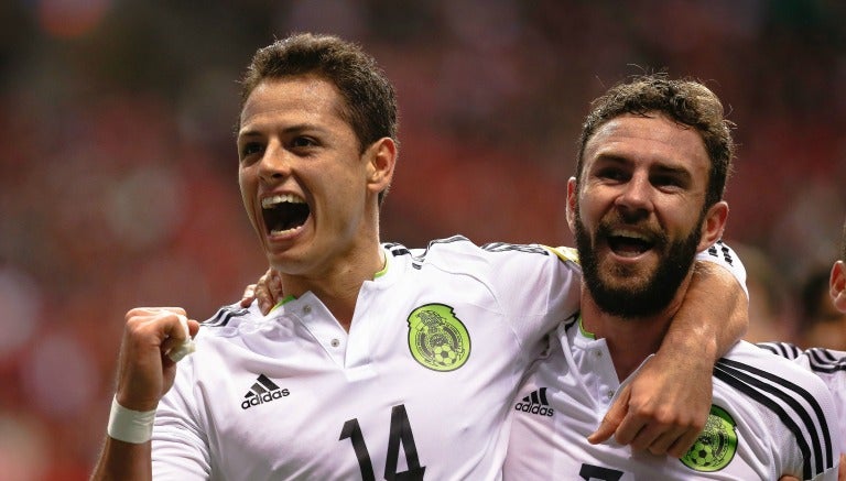 Chicharito y Layún celebran uno de los goles frente a Canadá