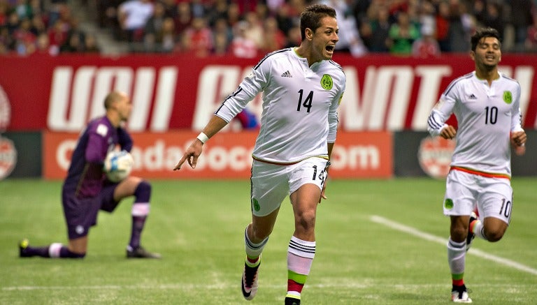 Javier Hernández festeja gol contra Canadá