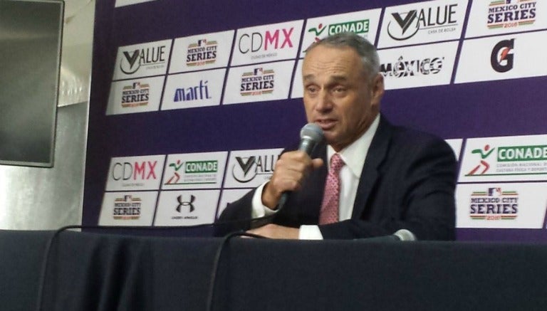 Rob Manfred en conferencia de prensa