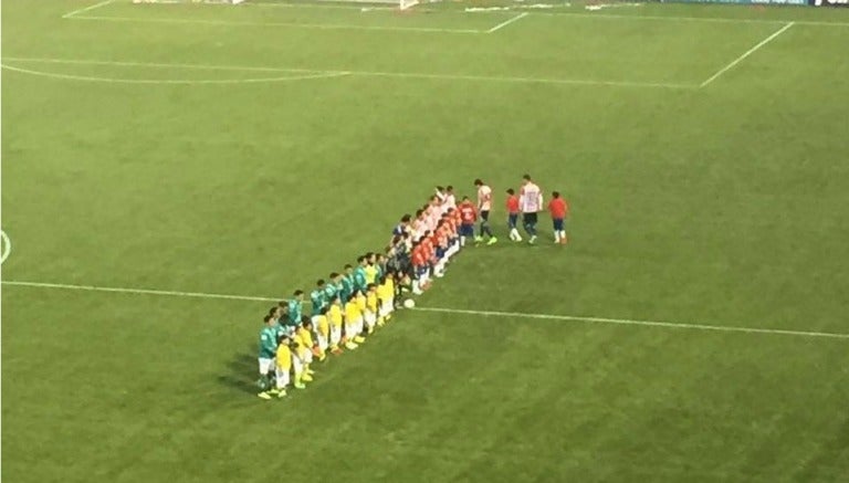 León y Chivas antes de iniciar el partido