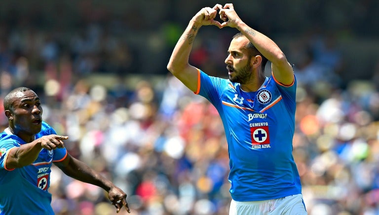 Víctor Vázquez celebra un gol con Cruz Azul