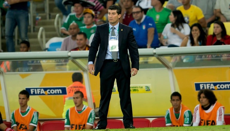 Chepo de la Torre en un partido del Tri