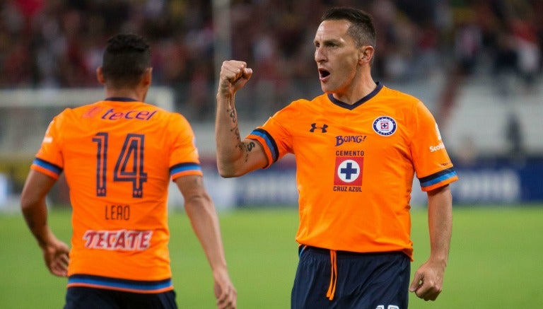 Chaco festeja gol con Cruz Azul