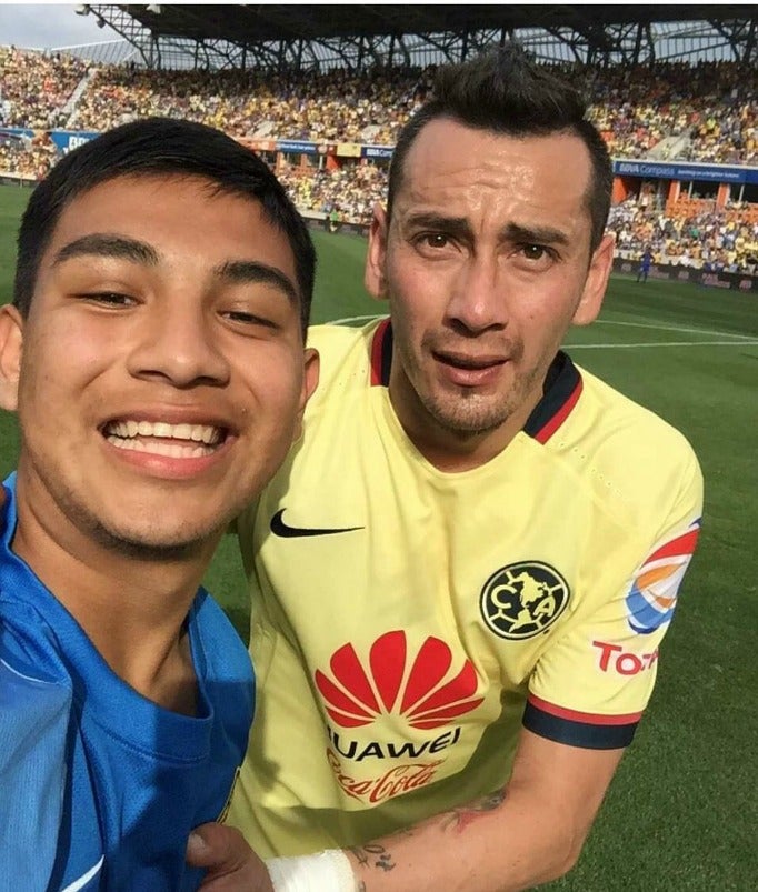 Aficionado se toma selfie con Sambueza