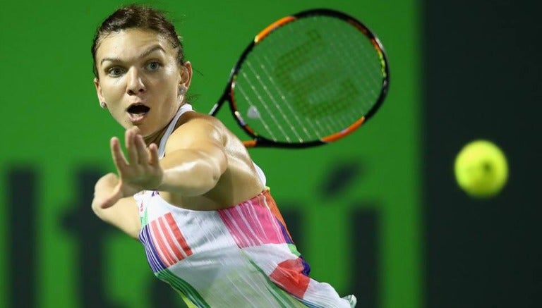 Simona mide la pelota para impactarla en el juego del Miami Open