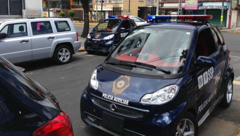 Patrullas capitalinas, estacionadas cerca del Fray Nano