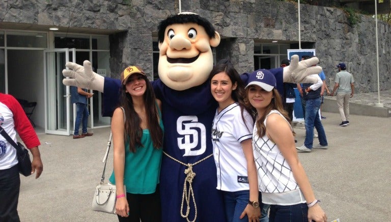 Aficionadas al beisbol se toman una foto con la mascota de Padres