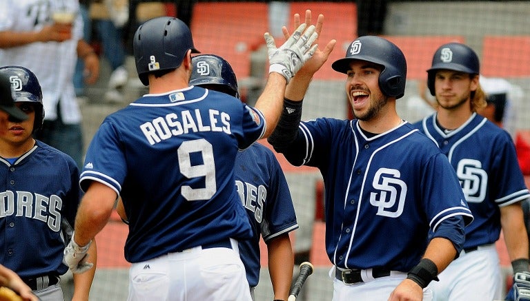 Los jugadores de los Padres celebran una carrera