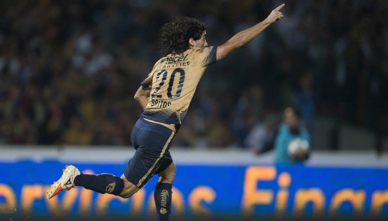 Matías Britos festeja un gol con Pumas