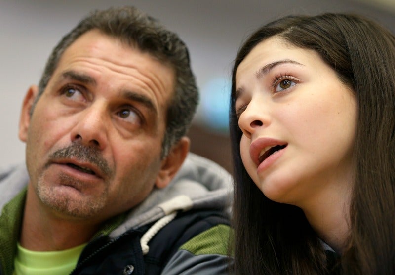 Mardini habla con su padre previo a una sesión de natación