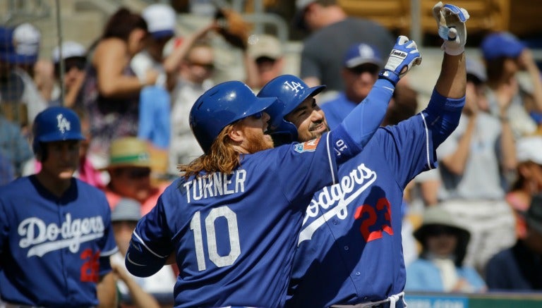 Adrián González y Turner celebran un home run durante un partido 