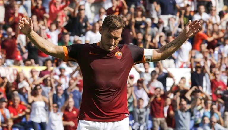 Francesco Totti celebra su gol 300 con la Roma